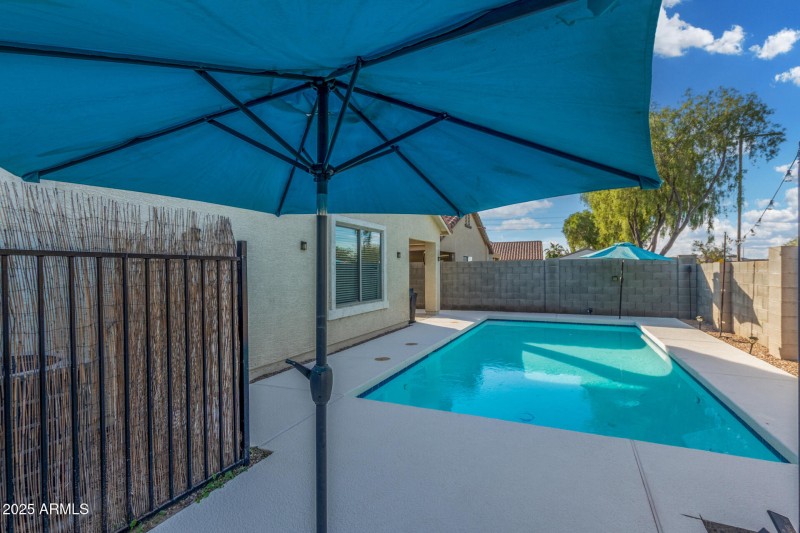 Time to cozy up poolside