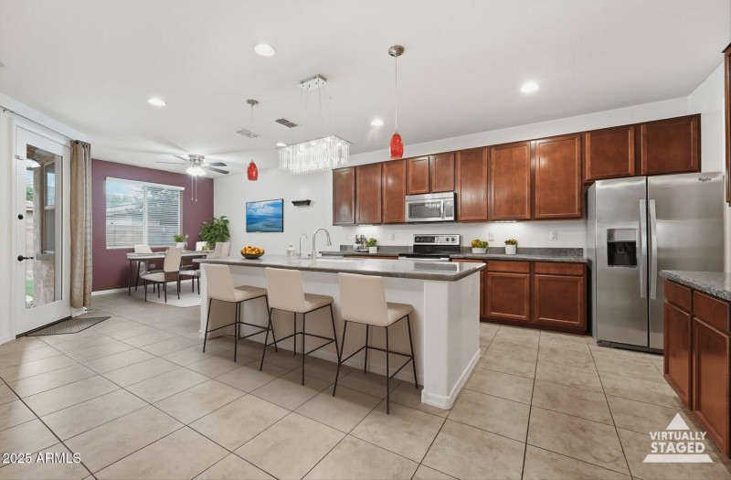 17-Kitchen (Virtually Staged)