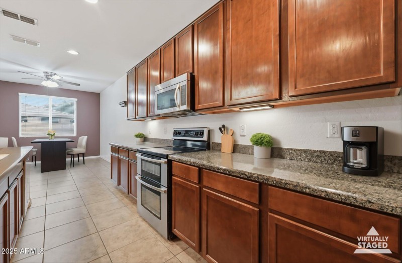 20-Kitchen (Virtually Staged)