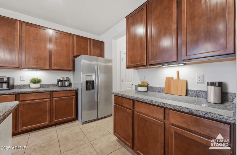 23-Kitchen (Virtually Staged)