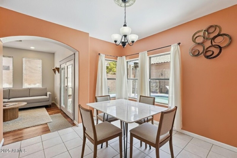 Virtually staged dining