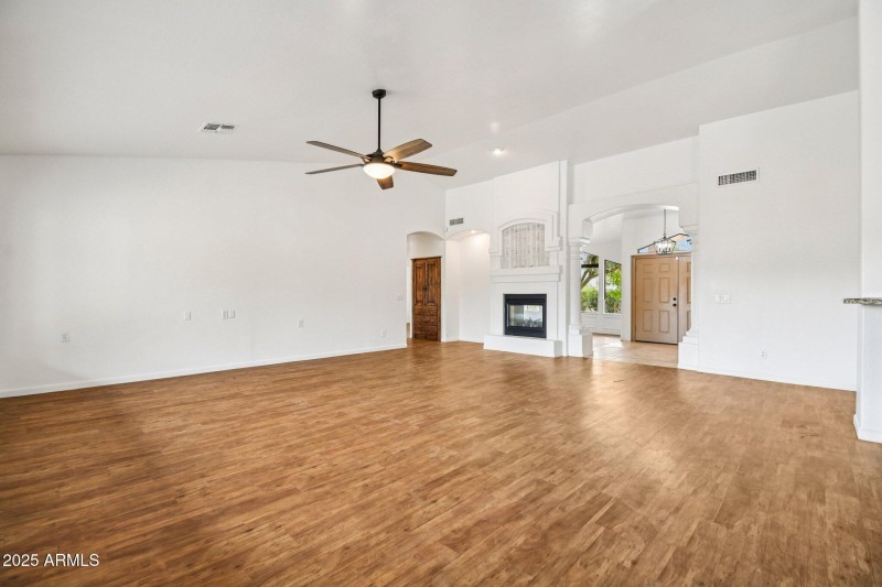 11-web-or-mls-E Jordan Ln-S2011-011