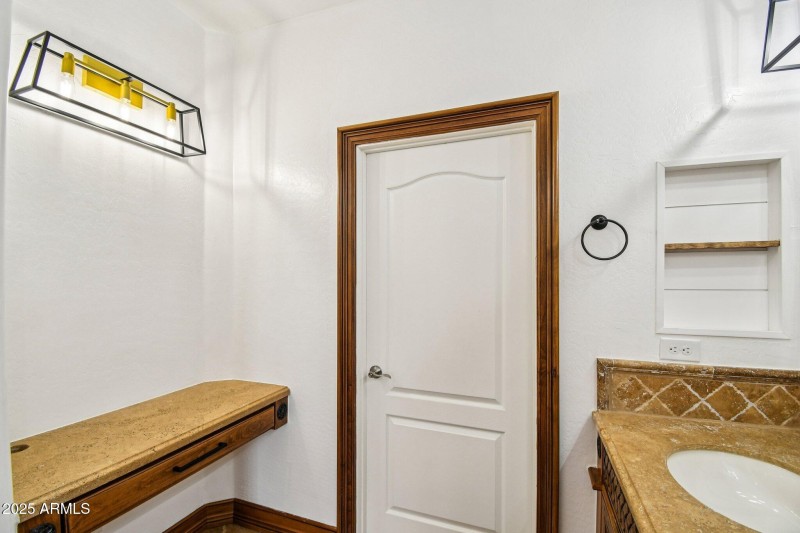 32-web-or-mls-E Jordan Ln-S2011-032