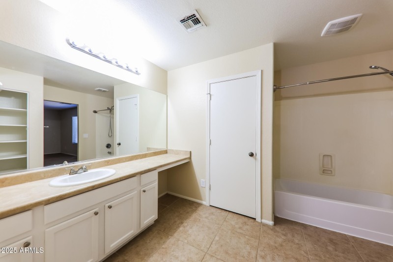 014-photo-main-bathroom-14923578