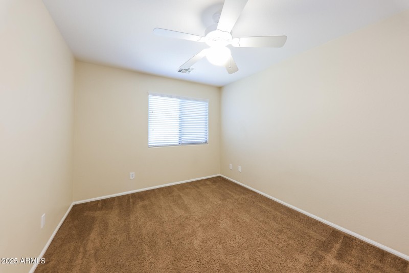 016-photo-bedroom-14923579