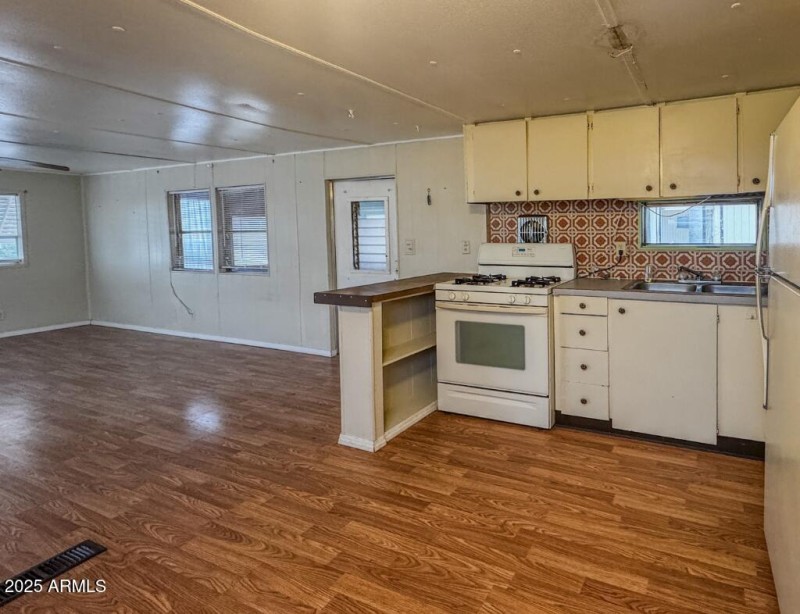 ROAD RUNNER ESTATE Kitchen