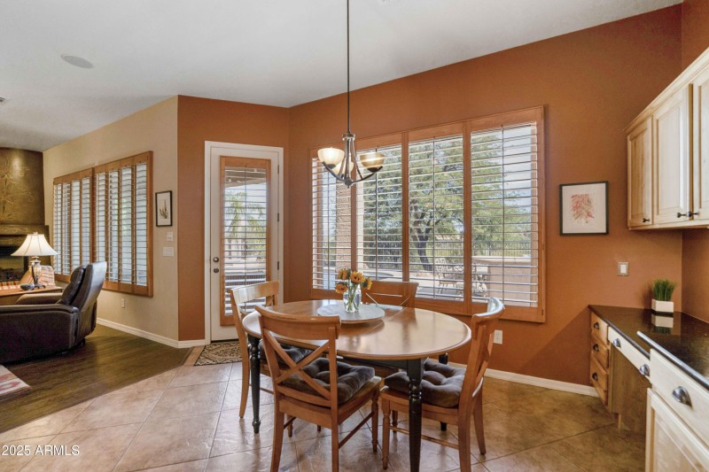 Eat in Kitchen and Desk Area