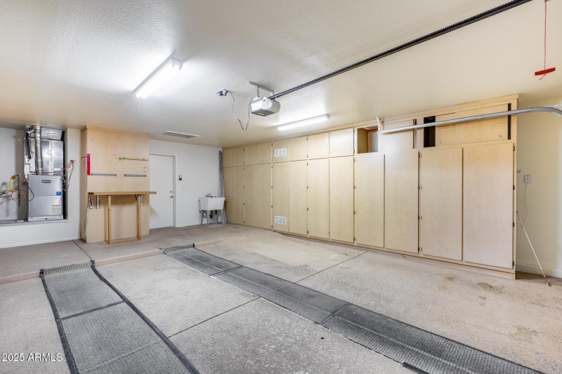 GARAGE W/ CABINETS