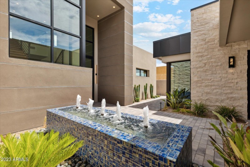 003_COURTYARD WATER FOUNTAIN