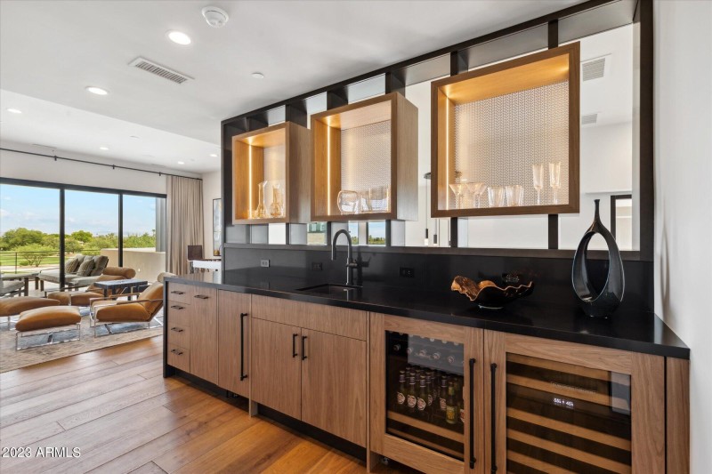 038_LOFT W/BUILT-IN BAR