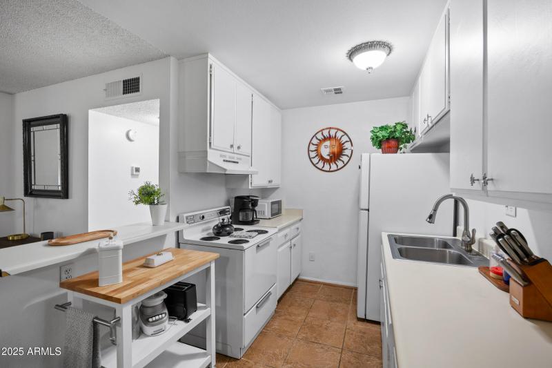 5525 E Thomas Rd M11-18