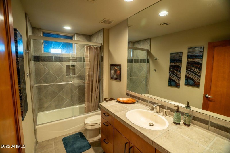 WR 2nd full bath downstairs