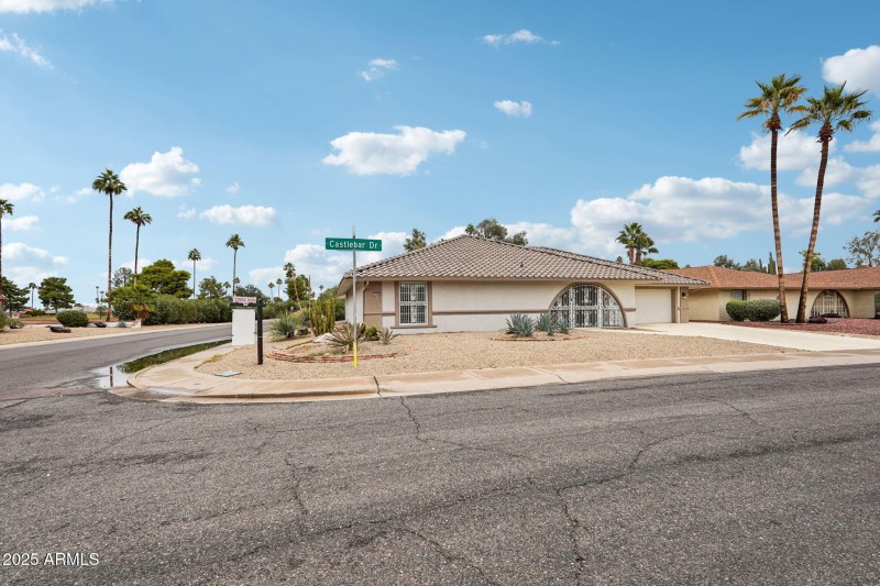 3-web-or-mls-W Castlebar Dr-L2111-003