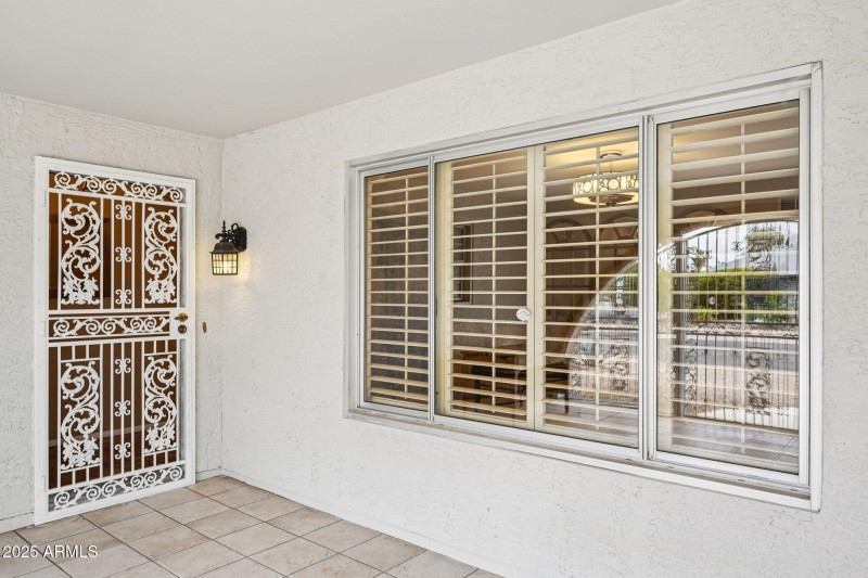 8-web-or-mls-W Castlebar Dr-L2111-008