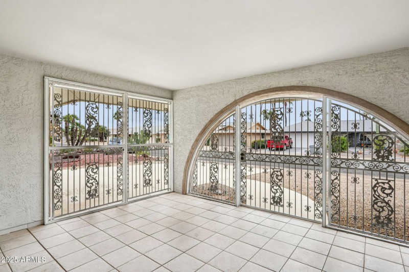 9-web-or-mls-W Castlebar Dr-L2111-009