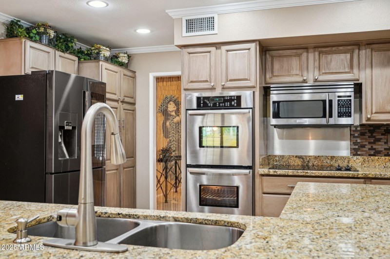 21-web-or-mls-W Castlebar Dr-L2111-021