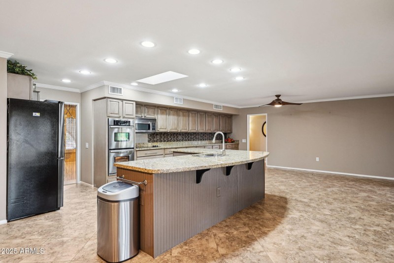 22-web-or-mls-W Castlebar Dr-L2111-022