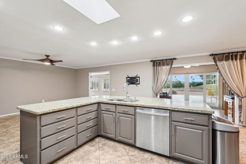 23-web-or-mls-W Castlebar Dr-L2111-023