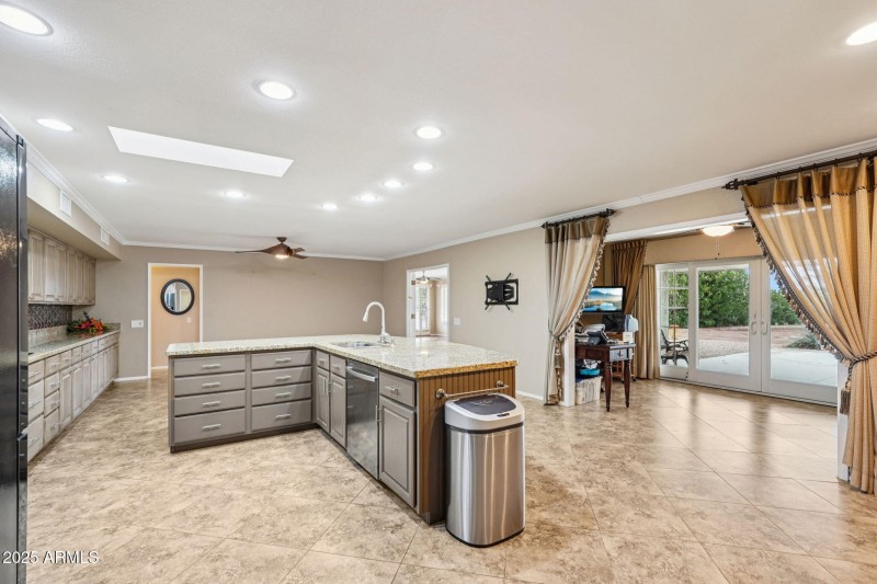 24-web-or-mls-W Castlebar Dr-L2111-024