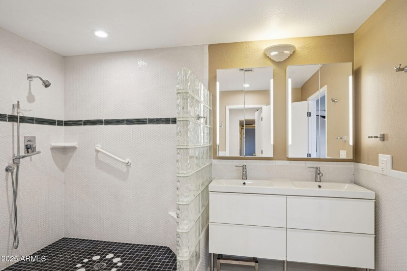 28-web-or-mls-W Castlebar Dr-L2111-028