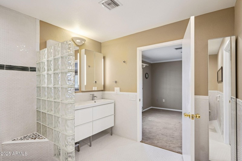 29-web-or-mls-W Castlebar Dr-L2111-029