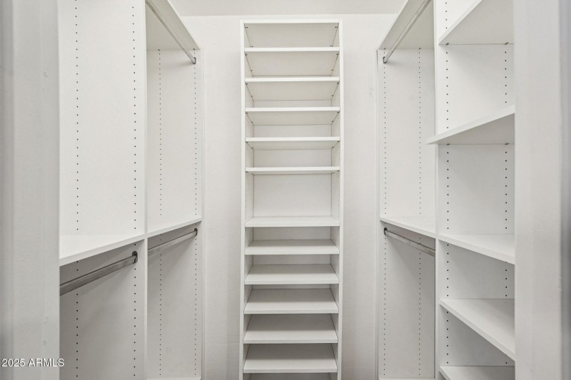 32-web-or-mls-W Castlebar Dr-L2111-032