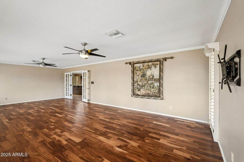 36-web-or-mls-W Castlebar Dr-L2111-036