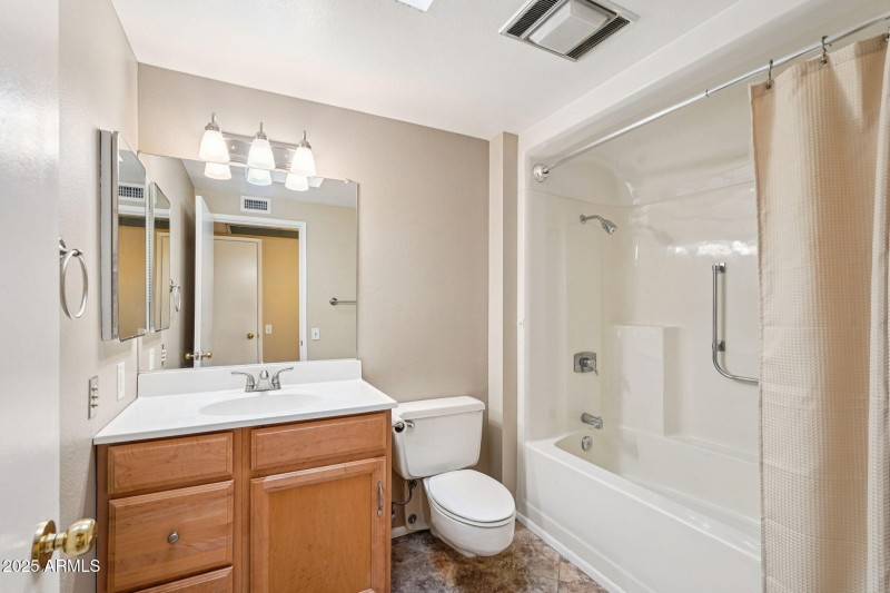 37-web-or-mls-W Castlebar Dr-L2111-037