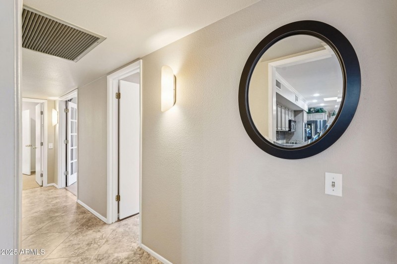 38-web-or-mls-W Castlebar Dr-L2111-038