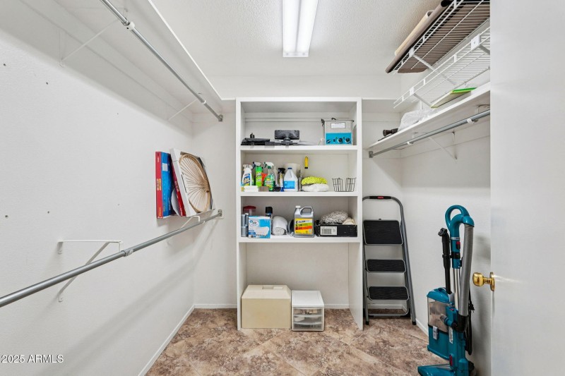 41-web-or-mls-W Castlebar Dr-L2111-047