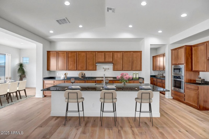 1763158724293619930_elegance_lot_1272__1