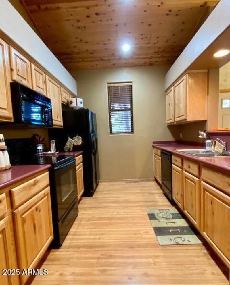 Galley Kitchen w Pantry