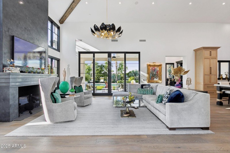 65-web-or-mls-5842-n-38th-pl