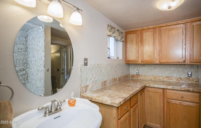 05 Downstairs Bath b