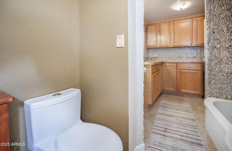 05 Downstairs Bath e