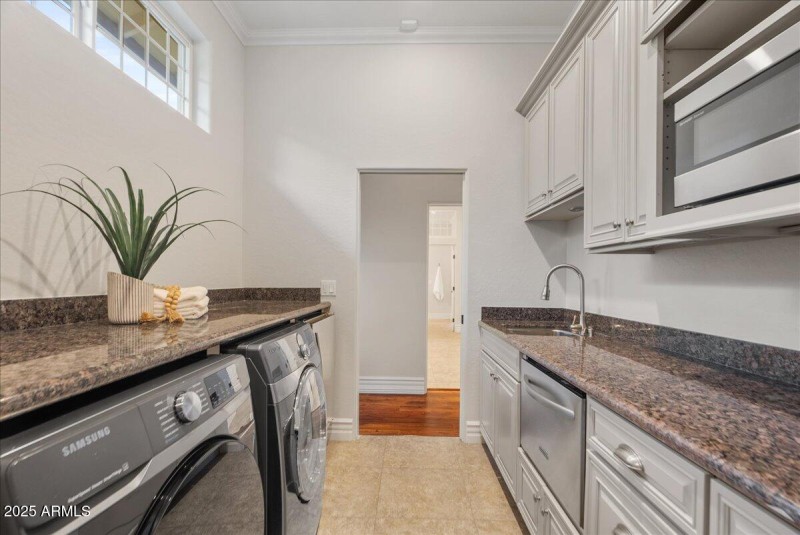 45-Primary Bed Laundry