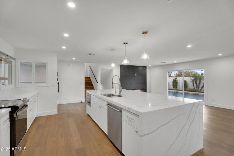 14-web-or-mls-3413 N 87th Pl-11