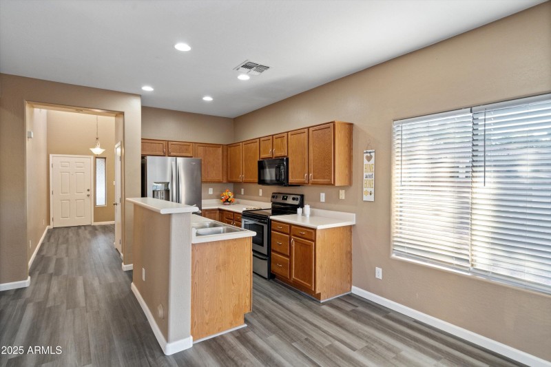 06-Dining to Kitchen