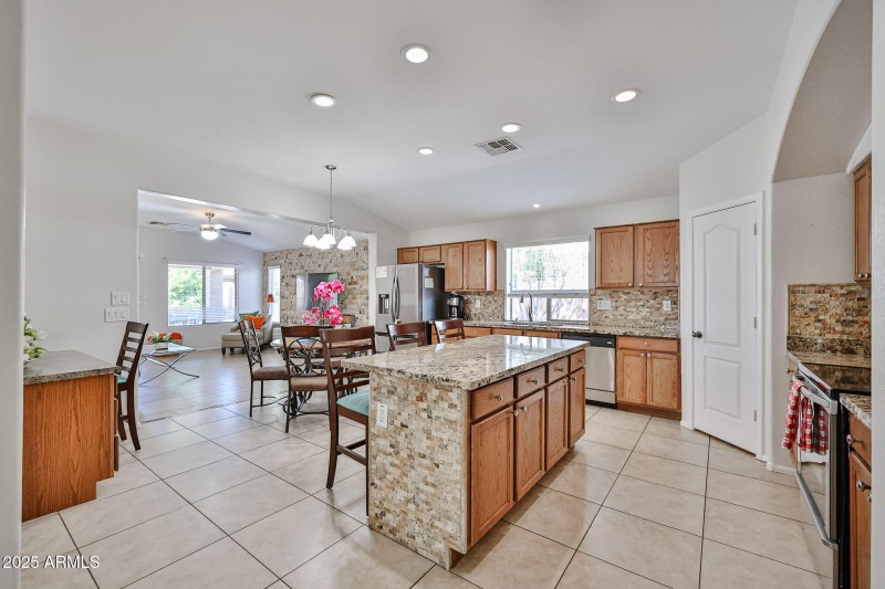 Large Island w. Barstools