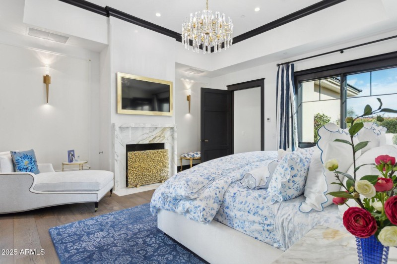 121-web-or-mls-5842-n-38th-pl