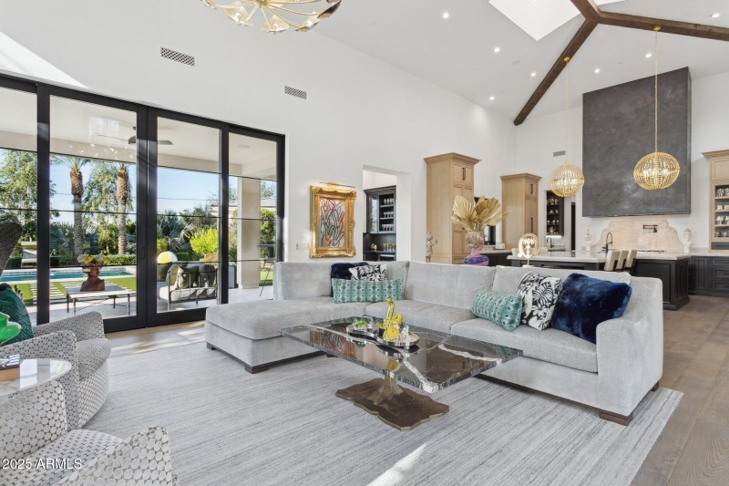 68-web-or-mls-5842-n-38th-pl