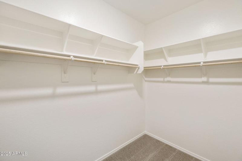 LARGE WALK-IN CLOSET