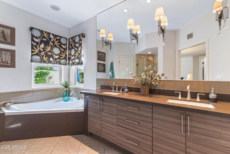 31_8100 e camelback rd-29