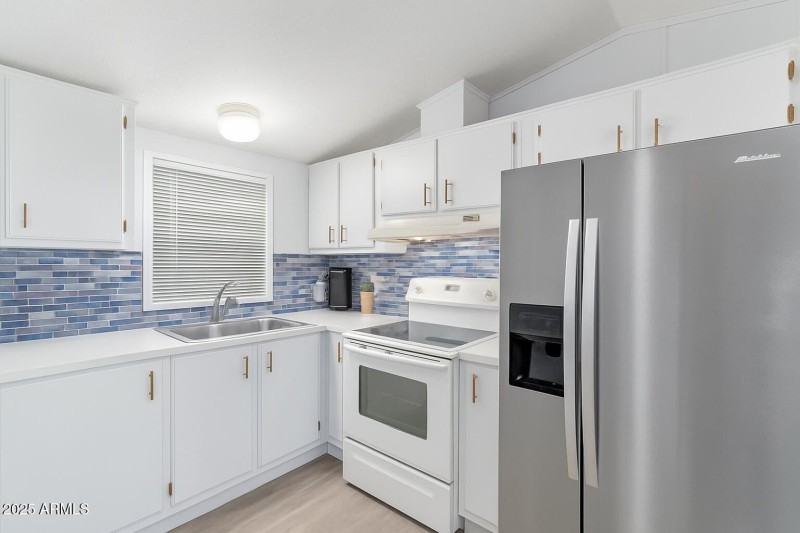 Kitchen, new fridge!