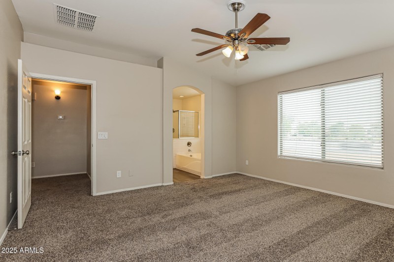 010-photo-main-bedroom-14961719