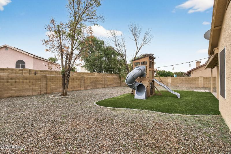 49_907_N_Falcon_Dr49_mls