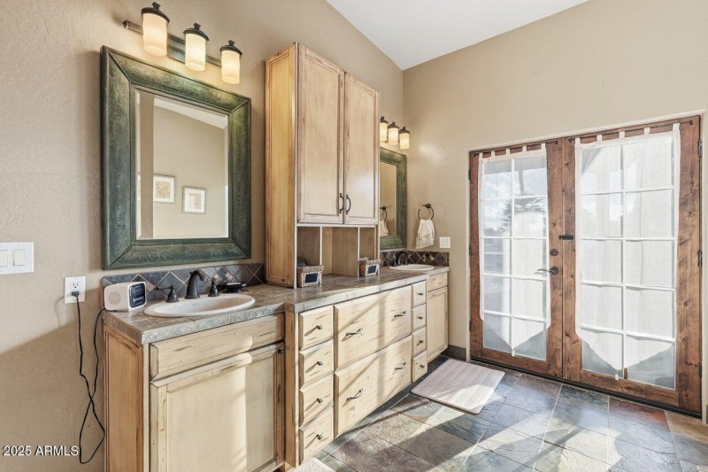 Primary Bath w/double vanity