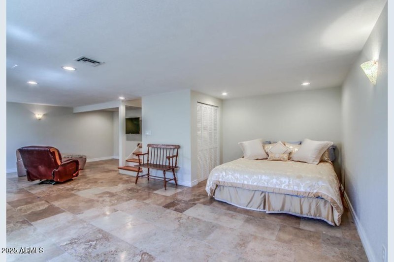 Minn lower level bed