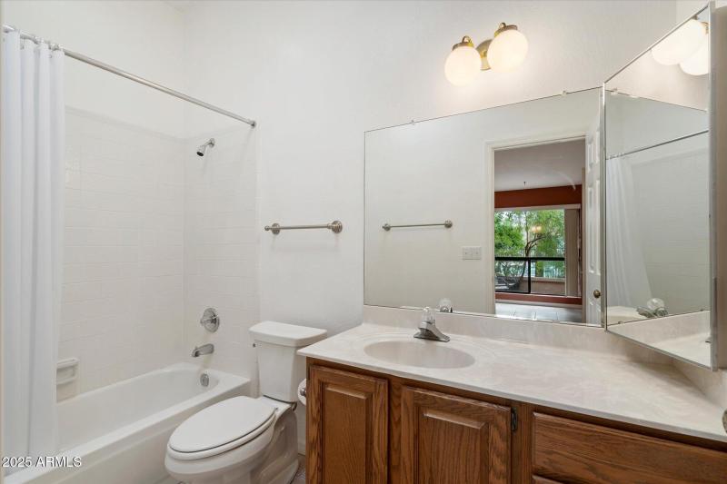 En suite bath for second bedroom