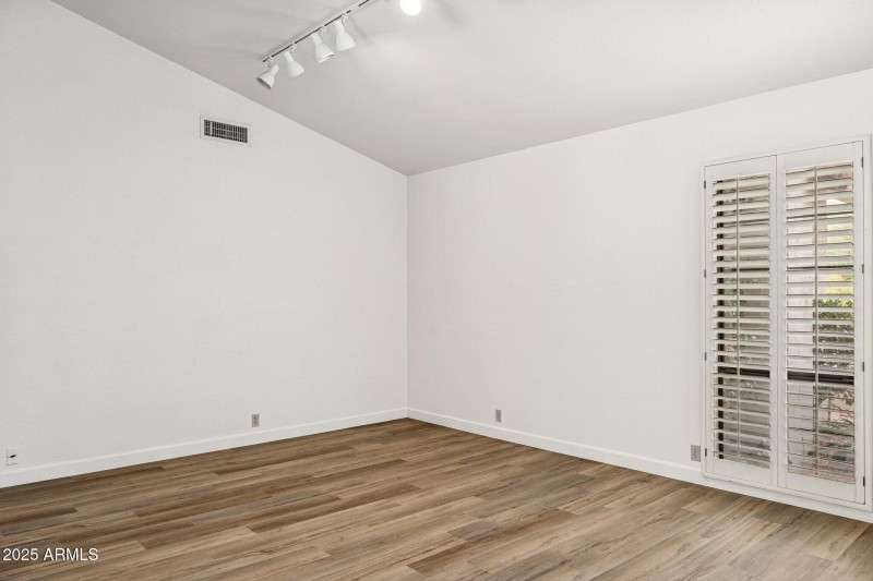 5-web-or-mls-9857-e-windrose-dr